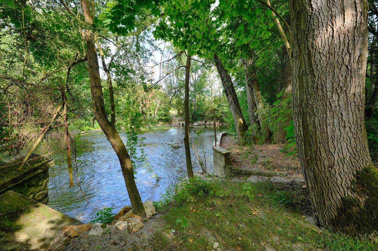 Fermette de Rochopt, 15 pers Nature & Rivière - proche Paris in Boussy-Saint-Antoine, Essonne