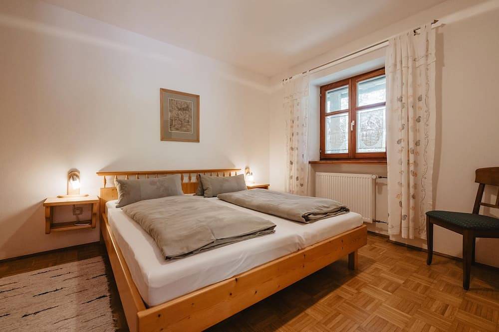 Ganze Wohnung, Liebevolle Ferienwohnung mit Terrasse auf Ferienbauernhof in Chamerau, Ostbayern