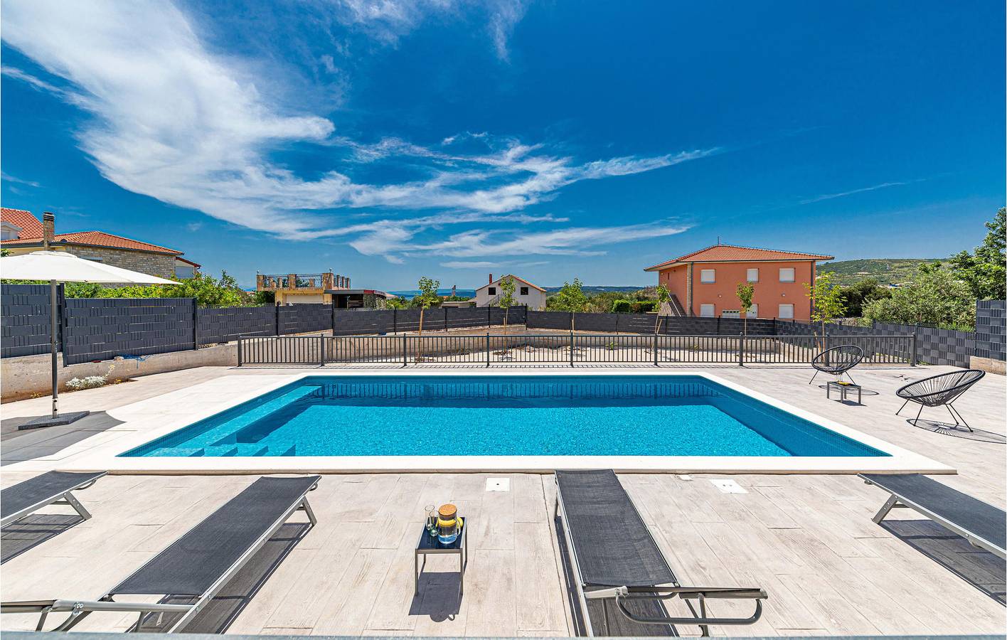 Moderne 2-Zimmer-Wohnung mit Pool und Terrasse, WLAN und Klimaanlage in Plano (Kroatische Adria), Split-Dalmatien