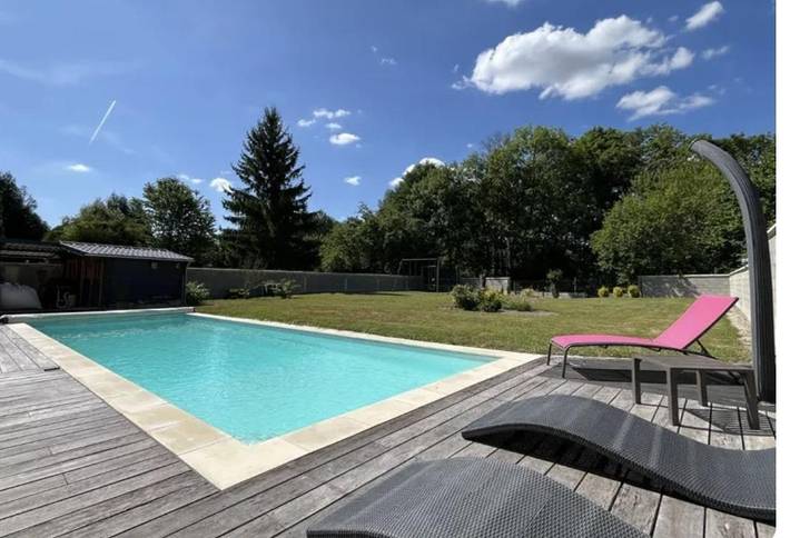 Gîte pour 10 personnes, avec jardin ainsi que piscine et terrasse