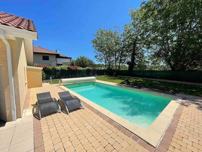 Cottage pour 4 personnes, avec vue ainsi que piscine et jardin à Saint-Genis-Pouilly