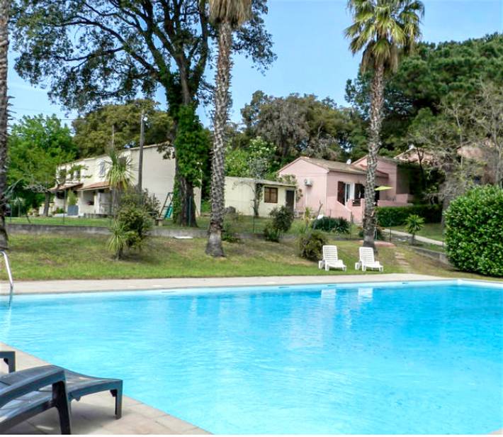 Location de vacances pour 4 personnes, avec jardin et piscine à San-Nicolao