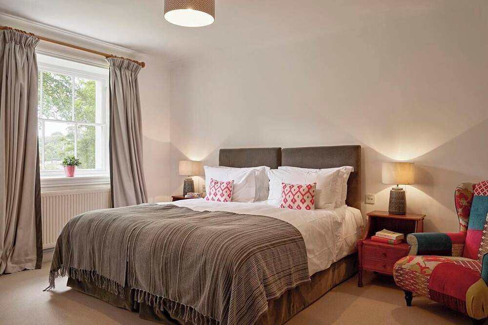 The Lindens is a beautifully renovated 18th century manor house and lies within the peaceful and pretty village of East Lulworth, a stone’s throw from the majestic Lulworth Castle, the idyllic Lulworth Cove and iconic rock arch of Durdle Door. The Li in Dorset