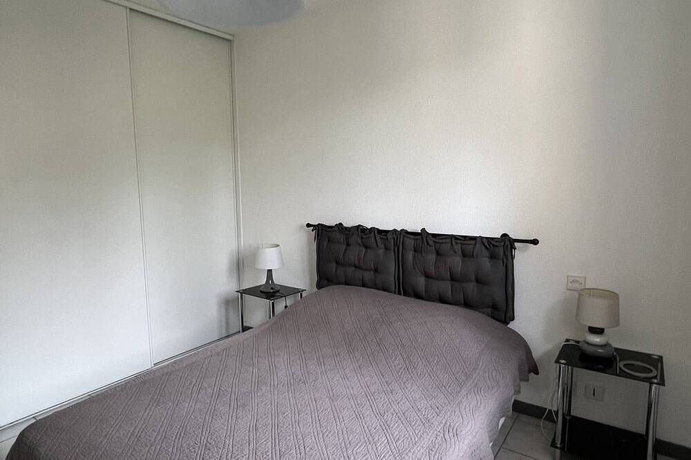 Entire apartment, Cozy 1-Bedroom Apartment with Terrace, Parking, Near Thermal Baths – Sleeps 3 in Cambo-les-Bains, Bayonne region