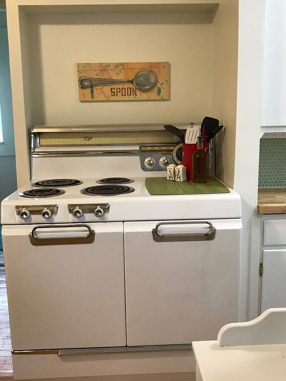 The Sunshine Cottage of Chagrin Falls: Monthly Rental + in Geauga County