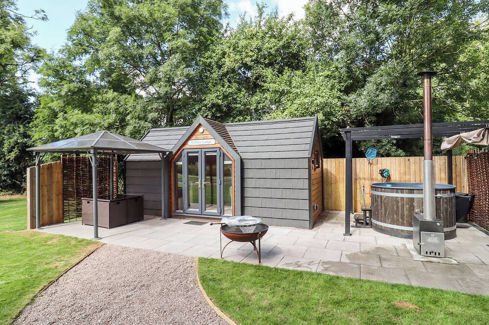 Willow Lodge At Bridge Lake Farm & Fishery, romantic in Chacombe in Chacombe, Northamptonshire