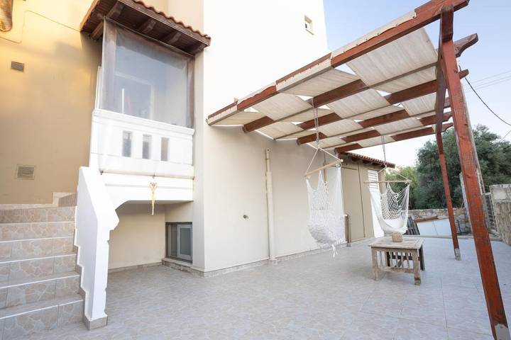 Ferienwohnung für 6 Personen, mit Balkon und Terrasse sowie Garten und Ausblick in Gerani