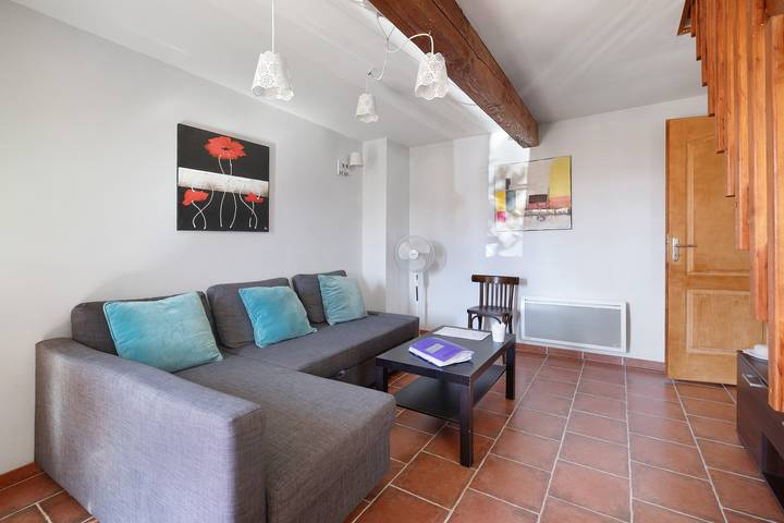Gîte L'Acacia – Le Mas de Rinette : vue montagne, piscine partagée et Wi-Fi in Salles-sur-l'Hers, Région de Carcassonne