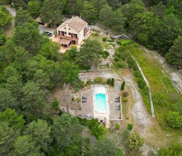 Gîte pour 14 personnes, avec jardin ainsi que piscine et vue à Puget-Théniers