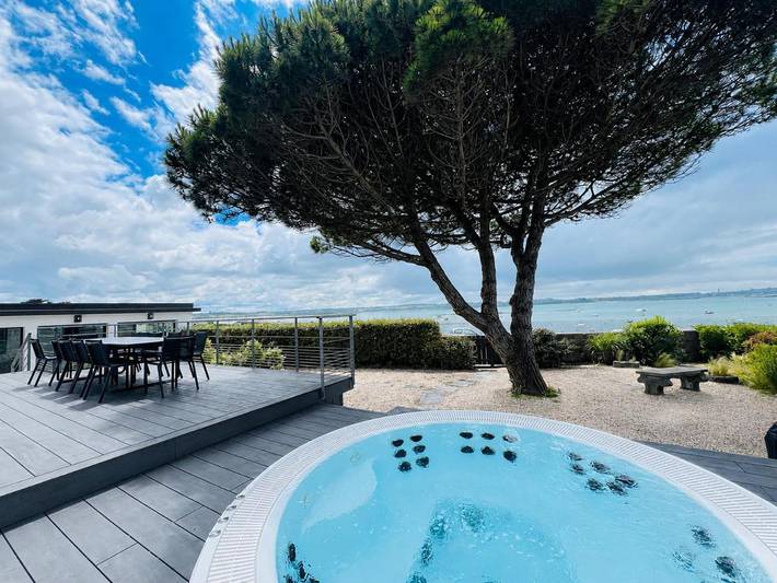 Villa pour 12 personnes, avec Jacuzzi et Terrasse ainsi que Jardin et Vue
