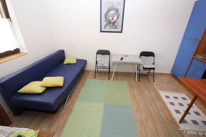 Ganze Wohnung, Preiswerte Ferienwohnung in Medulin mit Küche, Bad, Klima, Terrasse, Garten mit Grill und nur 1 km bis zum Sandstrand in Medulin Stadt, Medulin