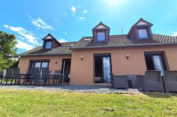 Cottage pour 12 personnes, avec vue sur le lac et jardin dans Lac de Chambon