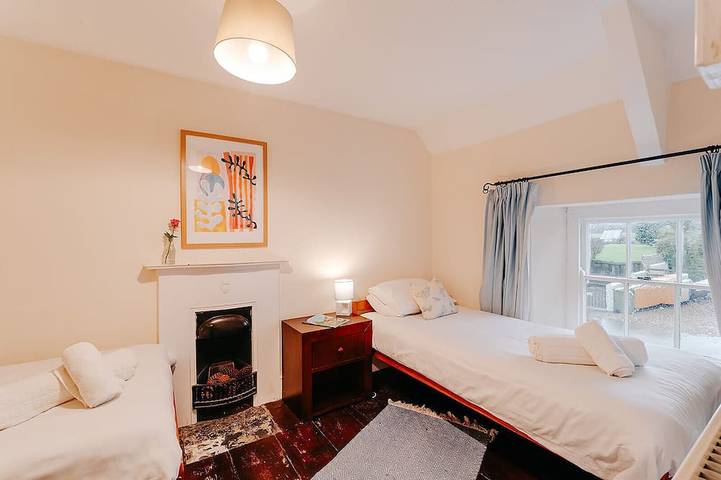 Cosy cottage - 10 minute walk to West Angle Bay in Pembrokeshire