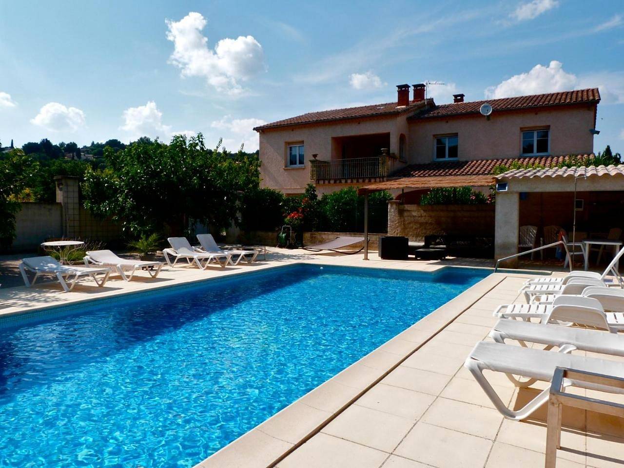 Three-Bedroom House in Sauveterre, Région de Nîmes