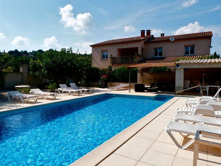 Location de vacances pour 14 personnes, avec Terrasse ainsi que Jardin et Piscine à Sauveterre
