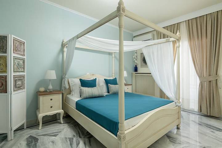 Entire apartment, Eclectic 3-bedroom house in front of the sea in Agioi Apostoli, Chania region