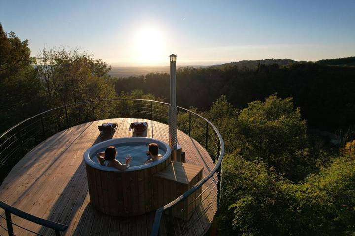 Gîte pour 2 personnes, avec balcon ainsi que jacuzzi et piscine à Gillonnay