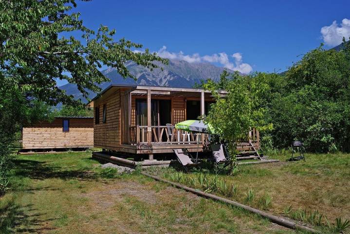Location de vacances pour 4 personnes, avec Terrasse et Jardin ainsi que Piscine et Vue
