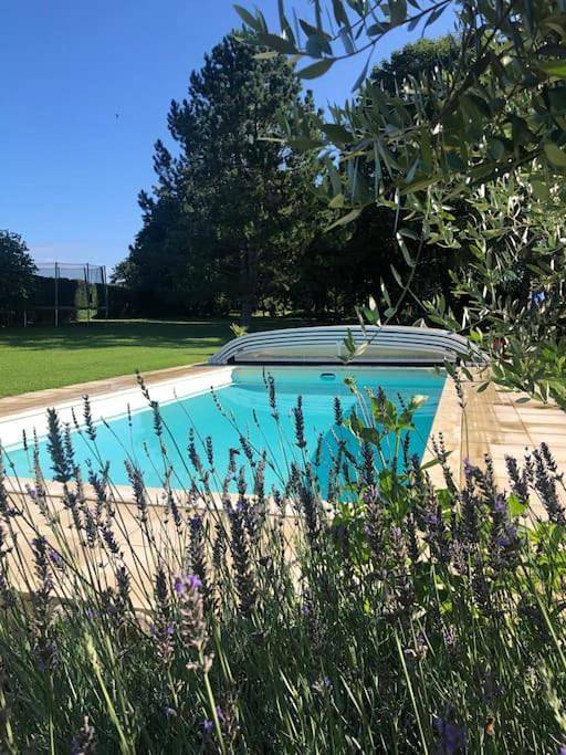 Location de vacances pour 4 personnes, avec jacuzzi et jardin ainsi que piscine et terrasse à Fontenay-Saint-Père