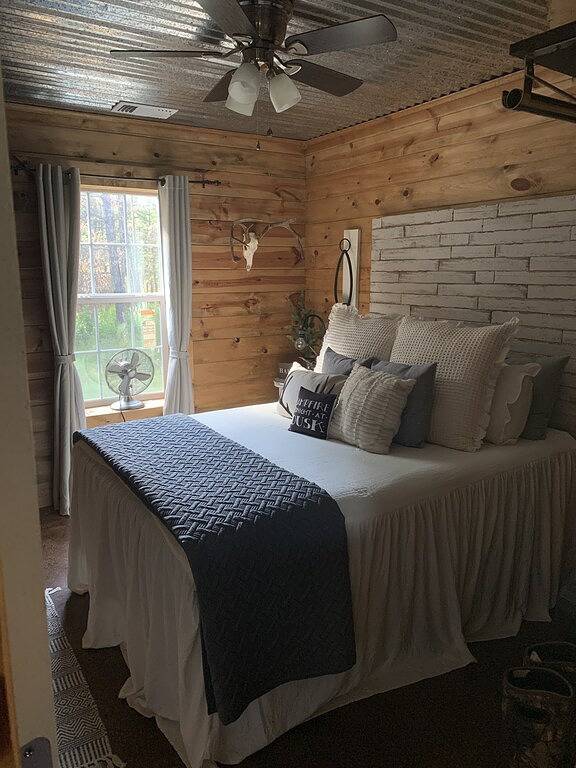 Cabin on Blackberry Hill near Mcgee Creek in Atoka County