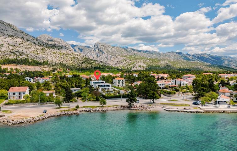 Ferienhaus für 8 Personen, mit Terrasse und Pool sowie Garten in Starigrad Paklenica