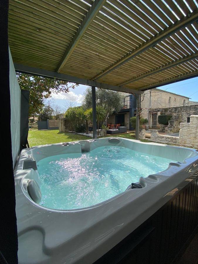 Maison de vacances pour 3 personnes, avec Balcon et Terrasse ainsi que Jacuzzi et Jardin à Le Gua