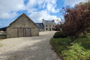 Gîte pour 10 personnes, avec terrasse ainsi que jacuzzi et jardin à Tréflez