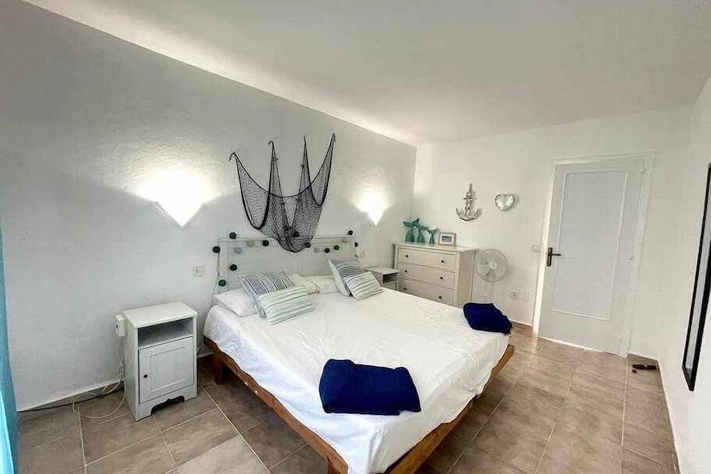 Entire apartment, Brut - Apartamento con Piscina in Cala Blanes, Ciutadella