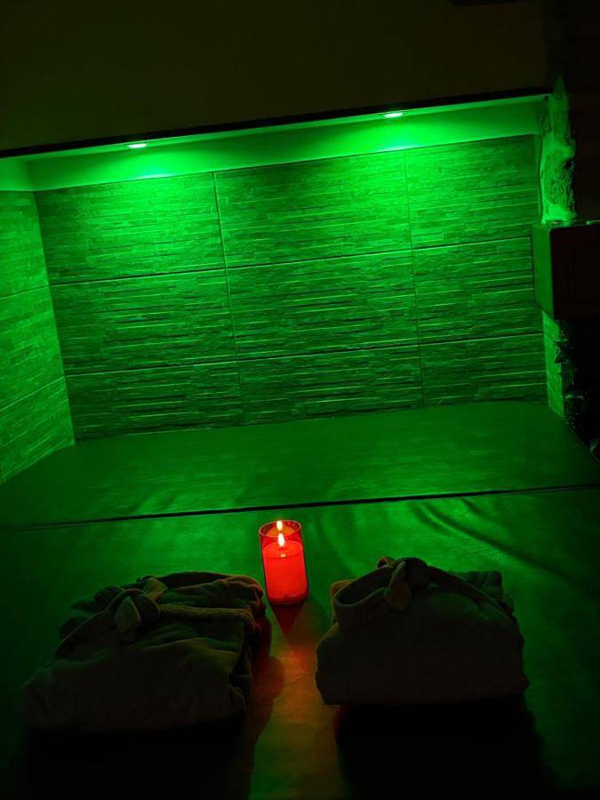 Location de vacances pour 2 personnes, avec jacuzzi dans Les Monts d'Aunay - 2