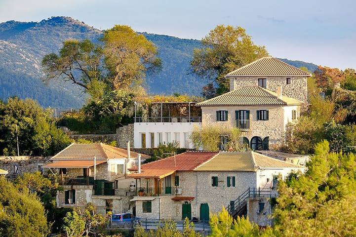 Maison en pierre de taille rénovée avec goût avec magnifique vue sur la mer in Grèce