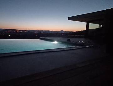 Maison d’hôte pour 2 personnes, avec jardin et vue ainsi que piscine et balcon dans le Puy-de-Dôme