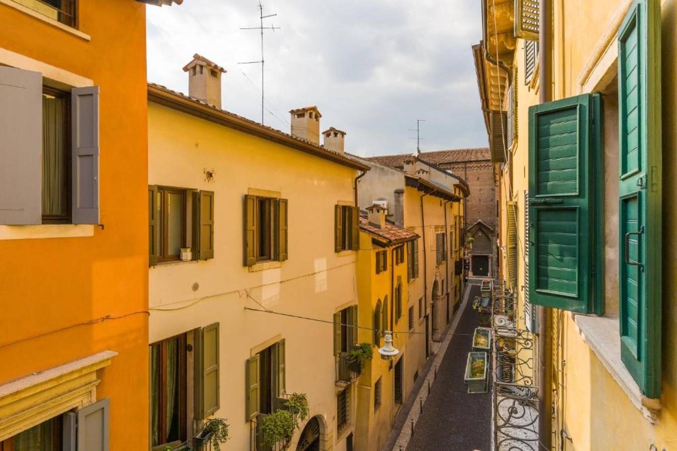 Apartamento inteiro, Apartamento 'Sant' Eufemia Verona' com varanda, Wi-Fi e ar condicionado in Centro Storico di Verona, Verona