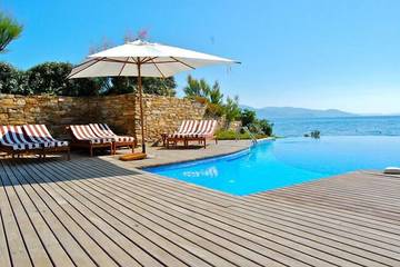 Villa pour 12 personnes, avec jacuzzi ainsi que jardin et terrasse dans Cap Bénat
