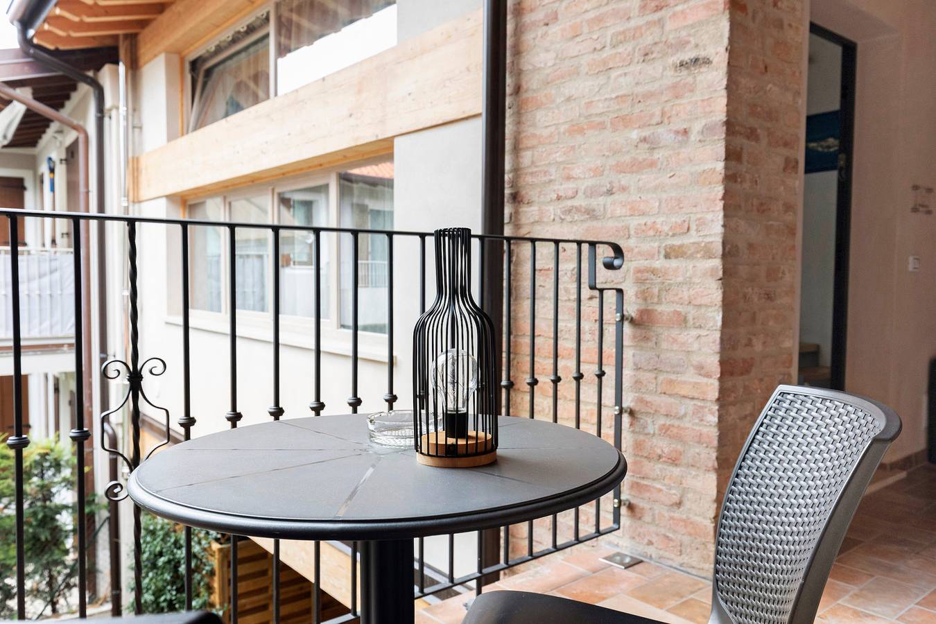 Room 'San Biagio' with Shared Pool, Wi-Fi and Air Conditioning in San Felice del Benaco, Garda Mountains