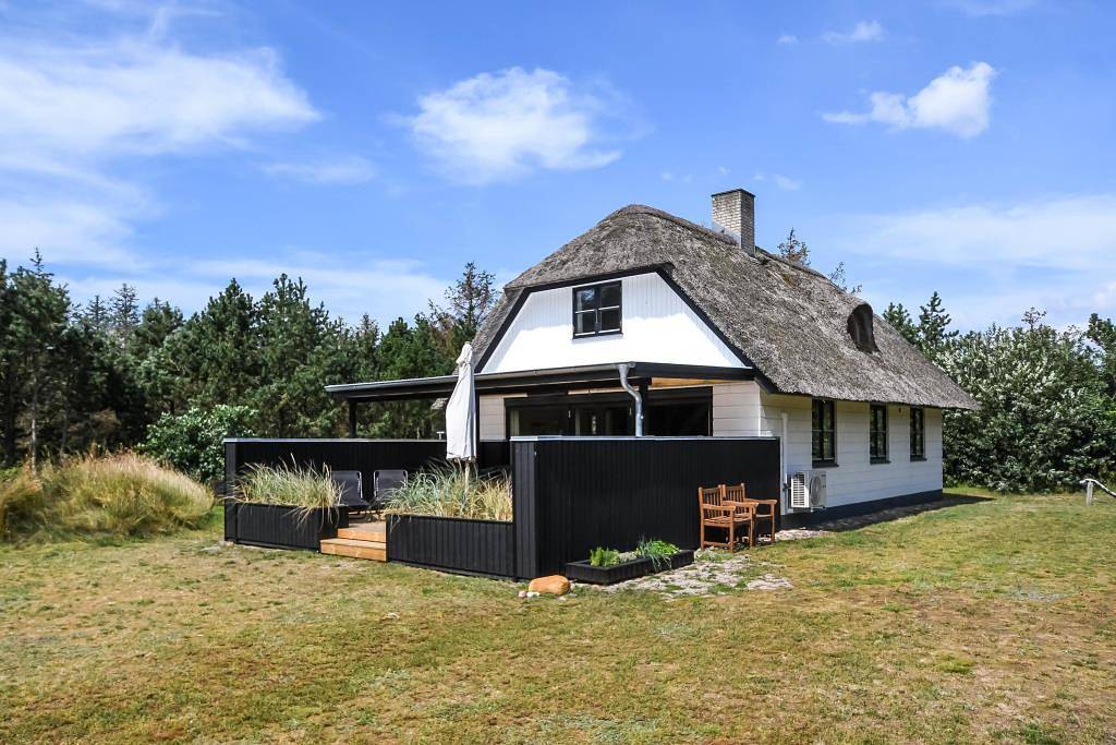 Beautiful thatched house close to the North Sea beach - with good play facilities for children in Tim, Ulfborg