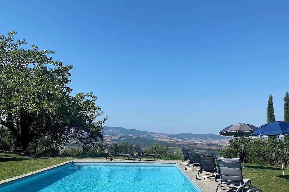 Breathtaking sunsets from a peaceful farmhouse with swimming pool in Val d'Orcia in Chianciano Terme, Siena Province