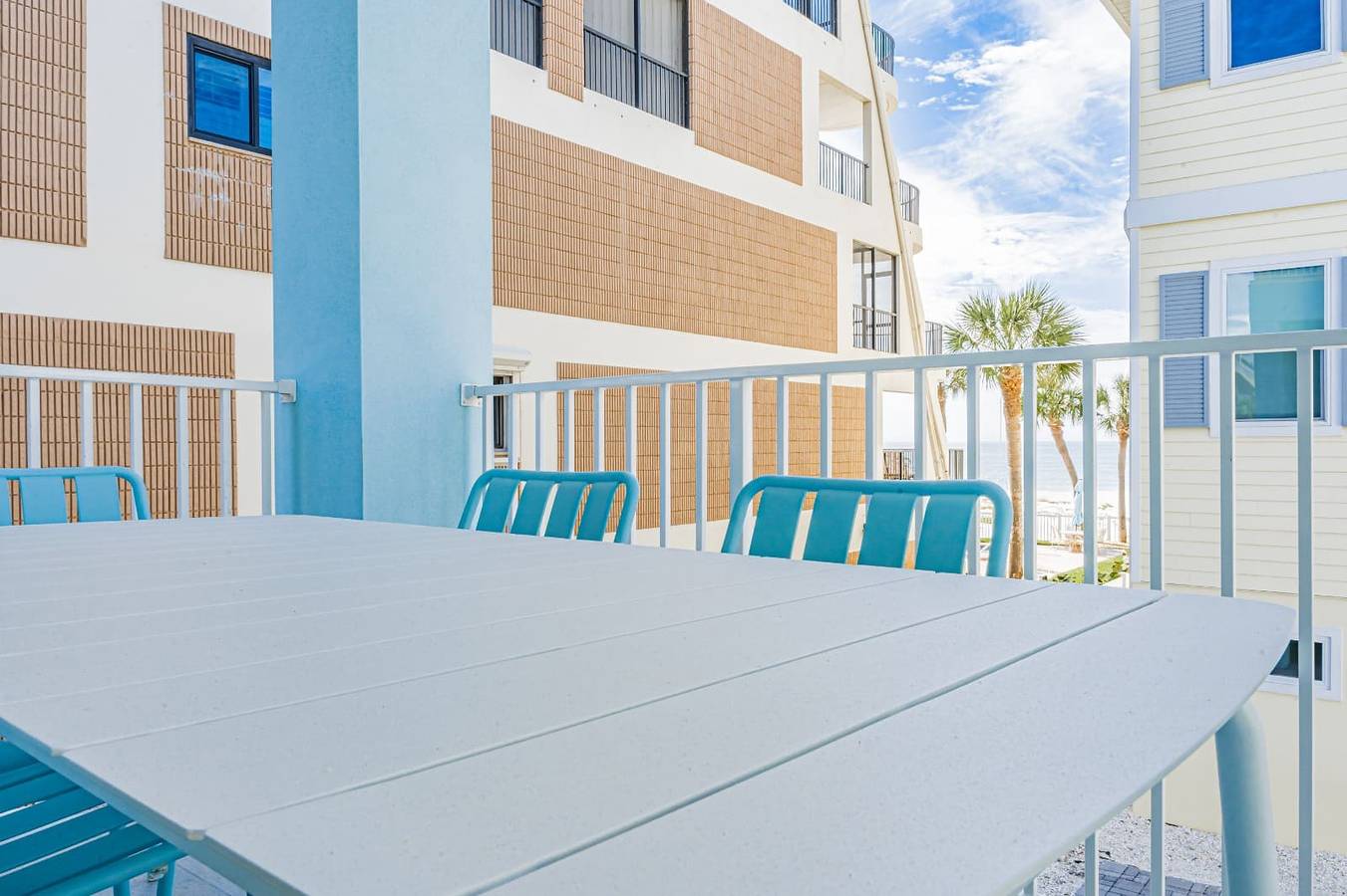 Hel leilighet, 4B Balcony Beachfront access to Indian Rocks Beach in Indian Shores, Pinellas County