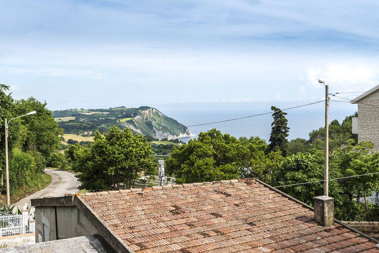 Appartement entier, A28 - Poggio, large three-room apartment with porch in Monte Conero, Ancône