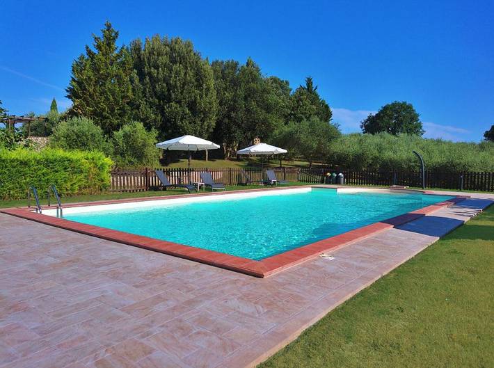 Location de vacances pour 2 personnes, avec terrasse et jardin ainsi que vue et piscine à Gualdo Cattaneo