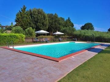 Cottage pour 2 personnes, avec terrasse et jardin ainsi que vue et piscine à Gualdo Cattaneo