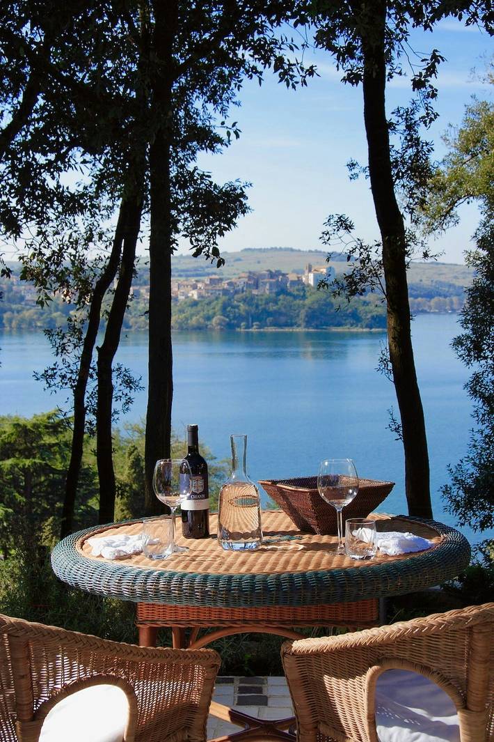 Villa sul lago di Bracciano con spiaggia privata in Anguillara Sabazia, Lago di Bracciano
