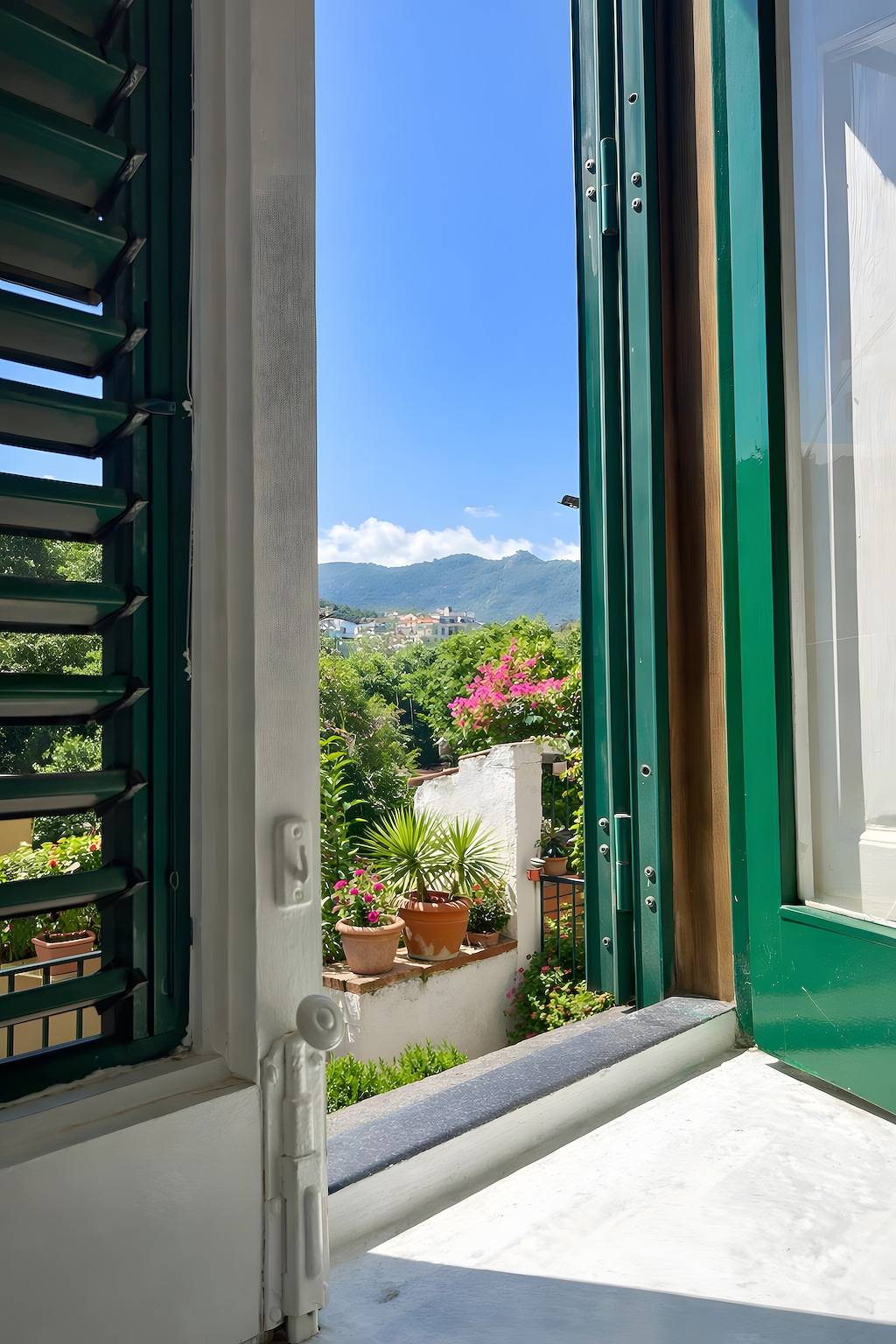 Ganze Wohnung, Apartment „Red Room“ mit Bergblick, Wlan und Klimaanlage in Meta, Sorrento Coast