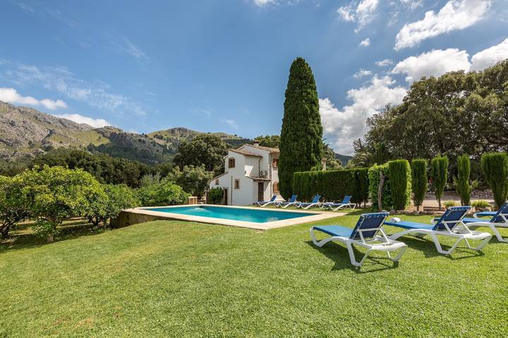 Finca mit Hund für 12 Personen, mit Balkon und Garten in Pollença