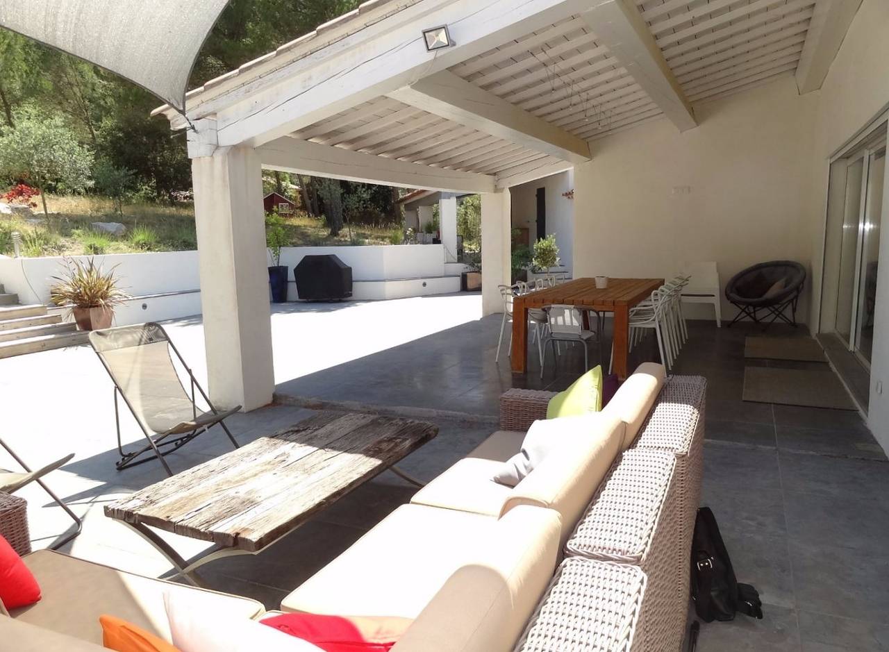 Belle et spacieuse villa avec piscine privée in Alleins, Région d'Arles