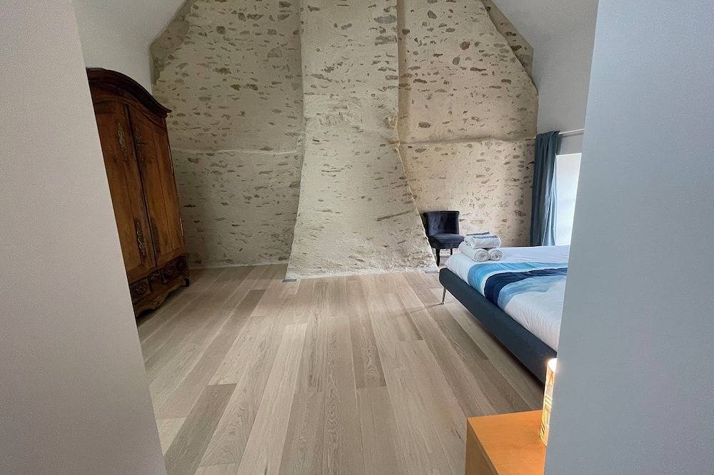 Large, Fully Renovated Building Between Dinan And Saint Malo in Pleudihen-sur-Rance, Región de Dinan