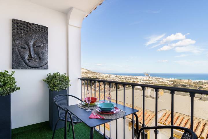 Entire apartment, Stunning, comfortable apartment with sea views, large private terrace & wifi in Torrequebrada, Benalmádena
