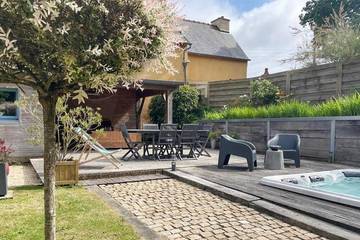 Gîte pour 6 personnes, avec jardin ainsi que terrasse et jacuzzi à Lanloup