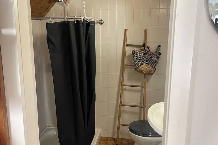 Chambre, Salle de Bain et Toilettes Privatifs Dans Appartement à 2 pas du lac in Vevey, Genfer See