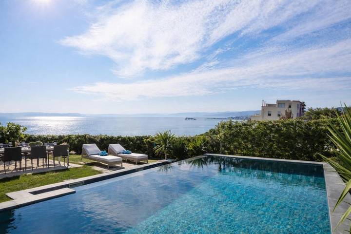 Villa für 7 Personen, mit Ausblick und Pool sowie Garten in Split