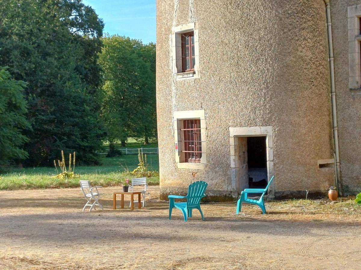 Chambre entrée indépendante dans tour du 15ème siècle in Mauvières, Région de Le Blanc